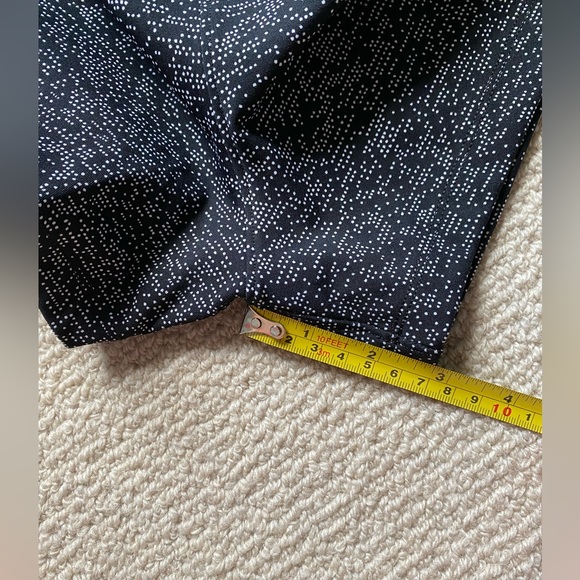 Lululemon On the Fly Mid-Rise Short 2.5” sound wave white black/black size 6 - Picture 7 of 7